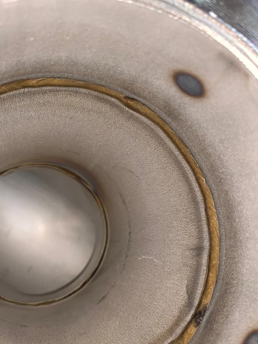 Blick in ein Metallrohr mit sichtbarer umlaufender Verbindung